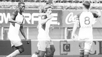 Lanús goleó a San Lorenzo en el Nuevo Gasómetro y lo llenó de dudas