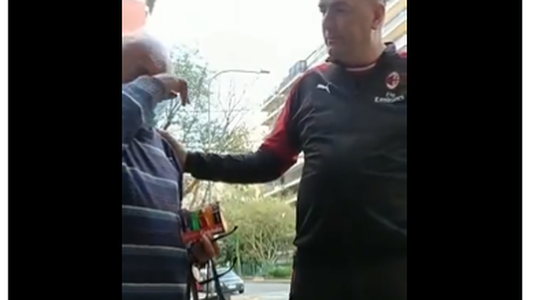 Video: el llanto de un jubilado que vende encendedores para comer