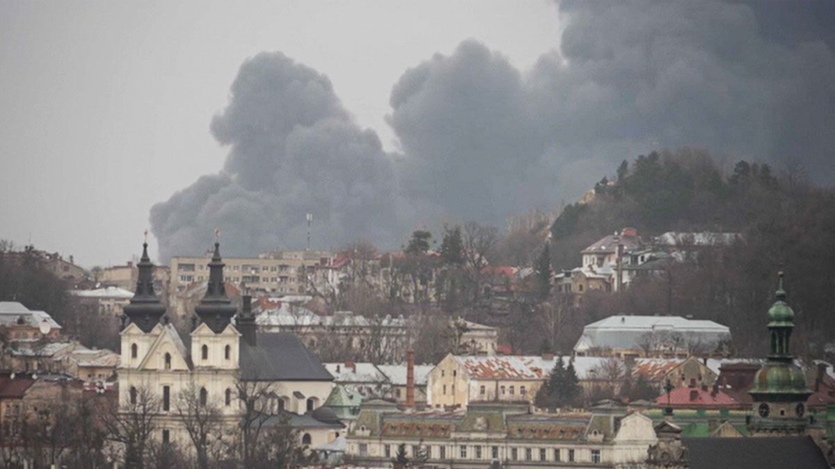 Un densa columna de humo se eleva por detrás del centro de Leópolis (Foto: AP)