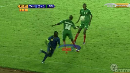 ¿Fútbol o taekwondo?: criminal patada en la cara en un torneo Sub 17 de África