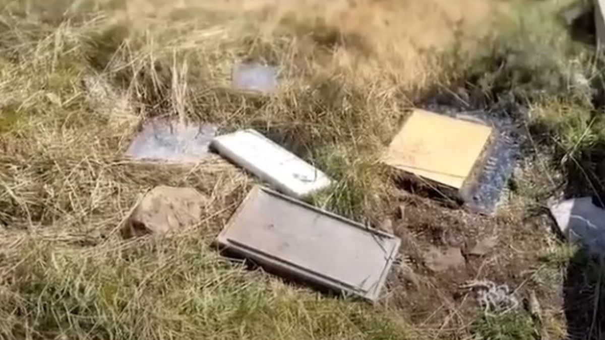Vandalismo en Malvinas: lápidas de soldados argentinos arrojados a un depósito a cielo abierto