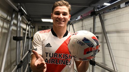 Los excéntricos carteles en Calchín dedicados a Julián Álvarez, figura de River