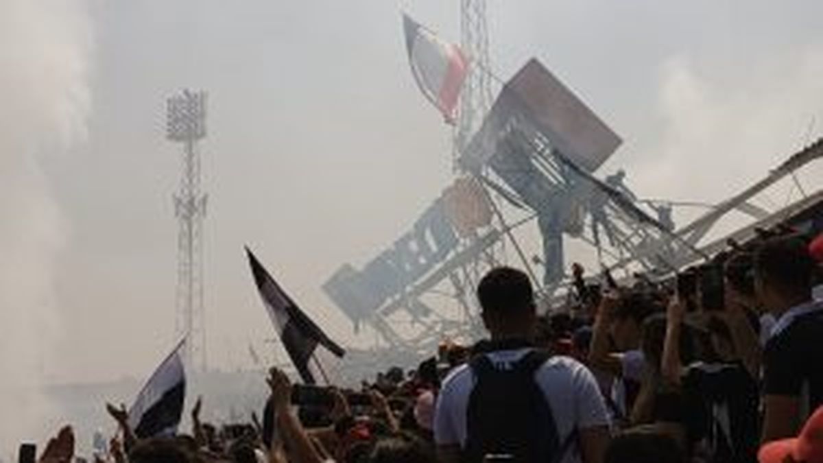 Derrumbe en el arengazo en el estadio de Colo Colo: las impresionantes imágenes de la caída de una tribuna