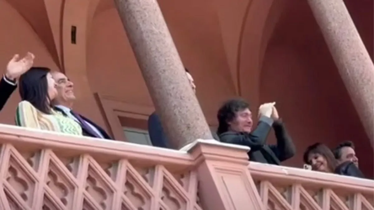 Javier Milei Festejó su cumpleaños en Casa Rosada y salió al balcón a saludar