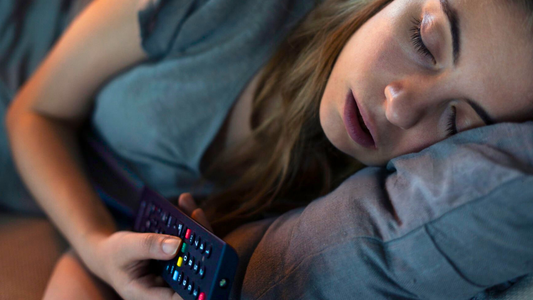 Qué significa que una persona elija dormir con la tele encendida todas las noches, según la psicología