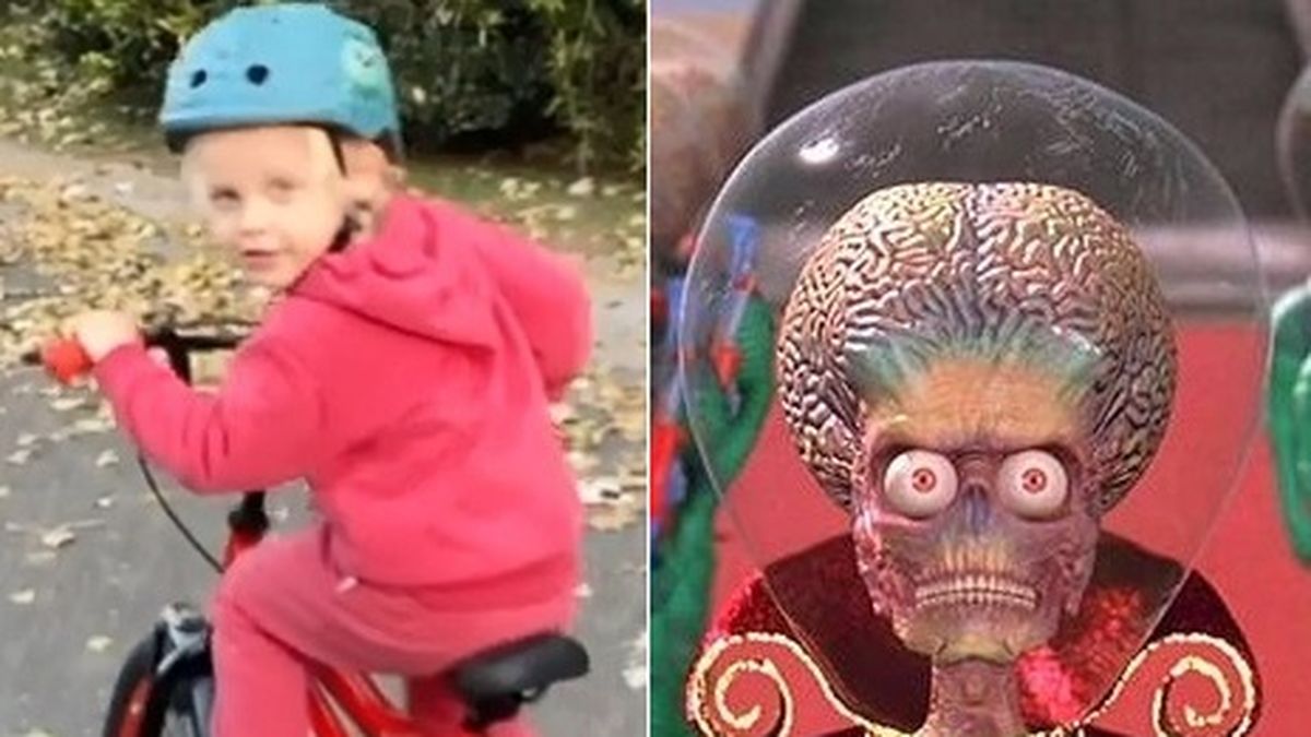 Mirko, con su casco de dinosaurio, y el marciano de 'Mars attacks!' con el que lo encontró parecido su padre.