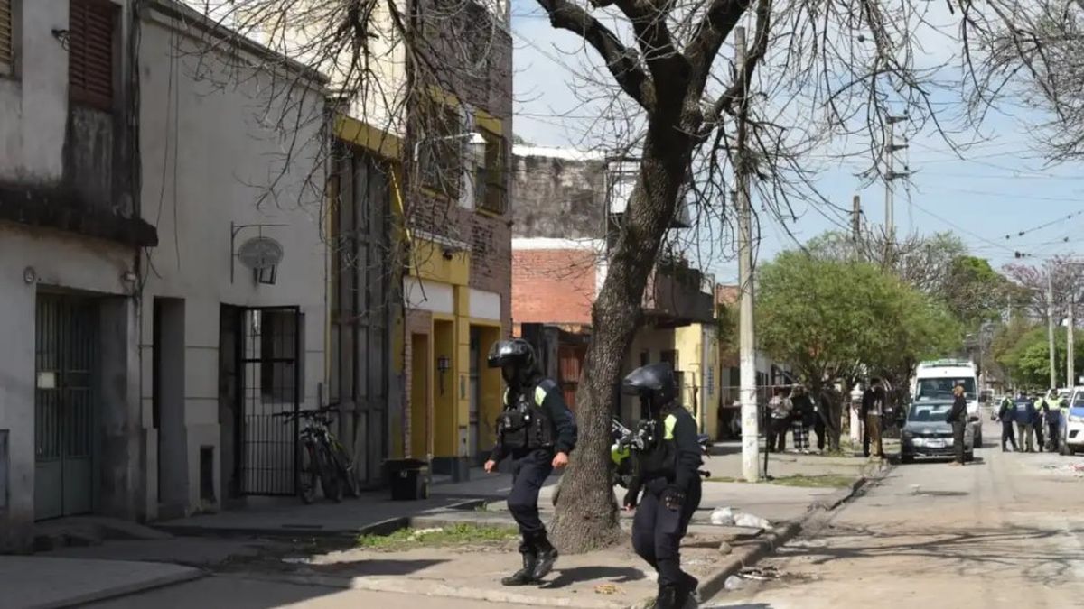A partir de los primeros elementos encontrados en la vivienda, los investigadores comenzaron a trabajar sobre la hipótesis de un presunto filicidio seguido de suicidio. (Foto: La Gaceta)