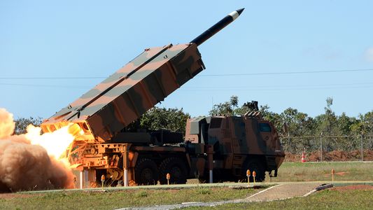 Encontraron un cohete militar tras un allanamiento en Caseros en una causa por violencia de género