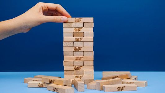Estaba jugando al jenga y luego de un descuido destruyó el televisor