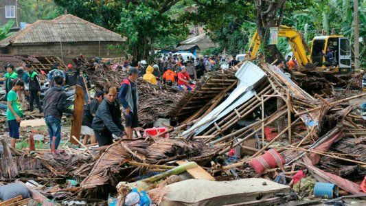 Las brutales imágenes de cómo un tsunami golpeó Indonesia: hay 222 muertos y más de 843 heridos