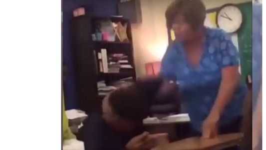 Un video muestra cómo una profesora golpea con crudeza a uno de sus alumnos