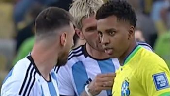 Lionel Messi, cara a cara con Rodrygo (Foto: captura de video).