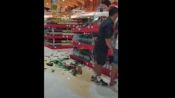 Hicieron colapsar una góndola de un supermercado y se rompieron cientos de botellas de alcohol