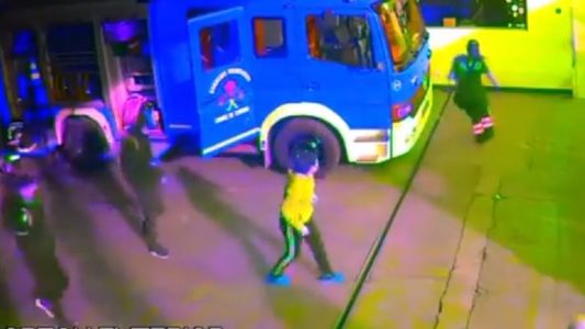 Video: el dramático momento en que bomberos de Lomas de Zamora salvan a una nena que no respiraba