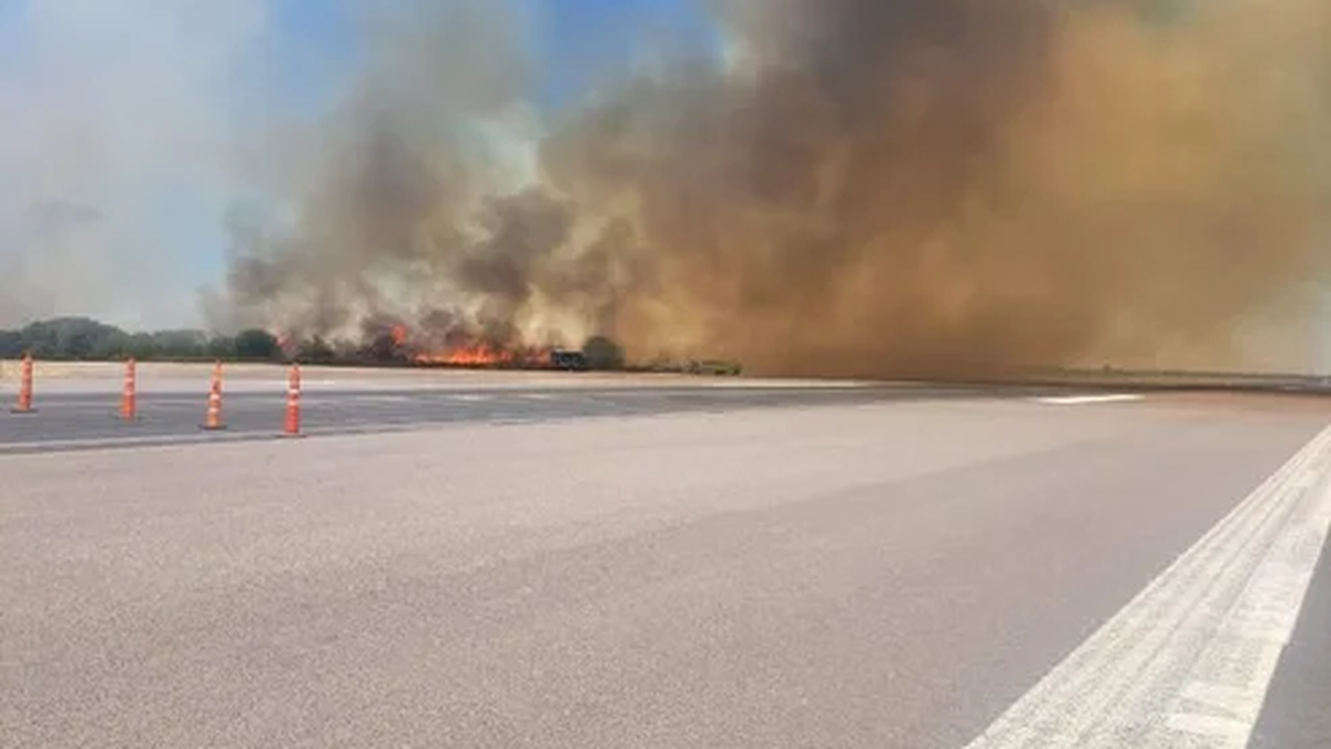 Incendio en los pastizales de Ezeiza. Incendio en los pastizales de Ezeiza.
