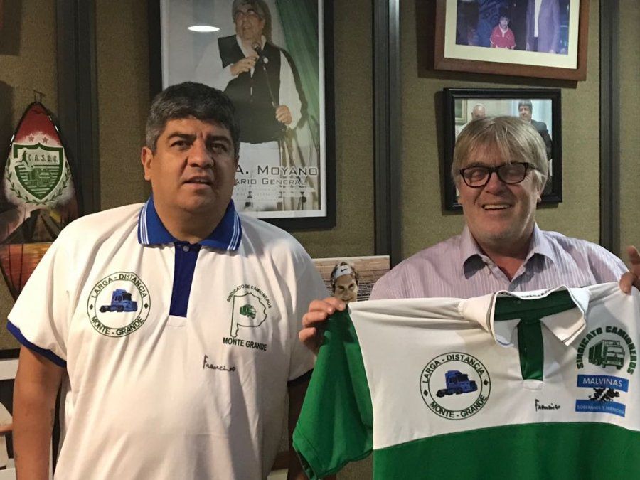 Moyano sigue sumando aliados: Francisco le mandó camisetas de Camioneros firmadas