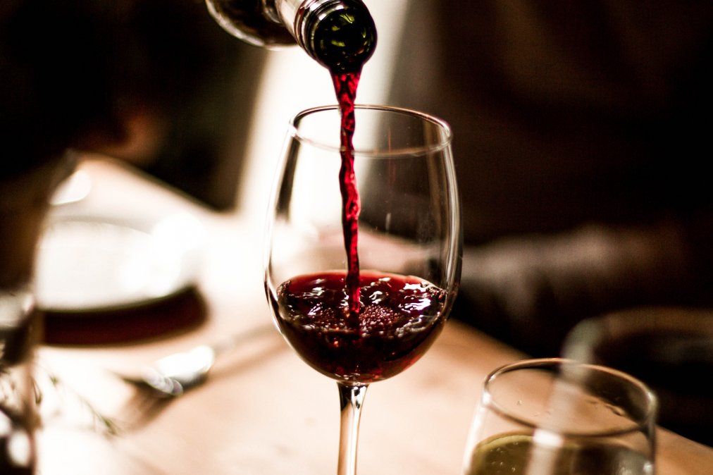 Se comprobó que una copa de vino al día produce beneficios para la salud.