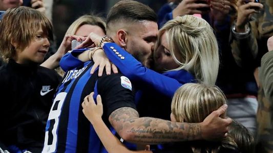El fogoso beso de Mauro Icardi a Wanda Nara tras el triunfo del Inter contra el Milan