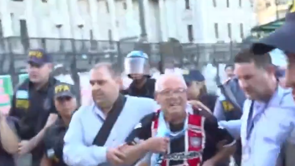 Entre los demorados está Carlos