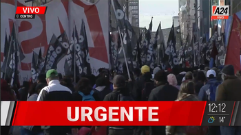 Masivo corte de manifestantes, de hasta tres cuadras de fila, en la 9 de Julio por parte de manifestantes (Foto: Captura TV A24). Masivo corte de manifestantes, de hasta tres cuadras de fila, en la 9 de Julio por parte de manifestantes (Foto: Captura TV A24).