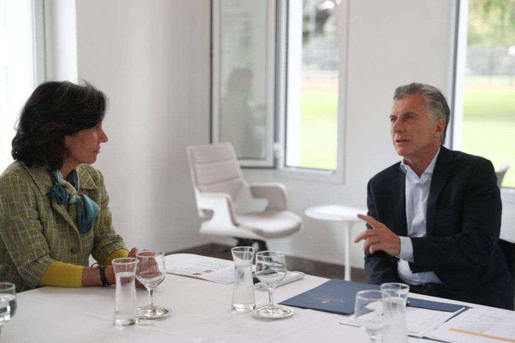 La presidenta del banco Santander visitó a Mauricio Macri y a Alberto Fernández en la misma tarde