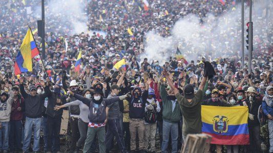 Ecuador: el Gobierno derogó el decreto del ajuste que desencadenó la violencia social