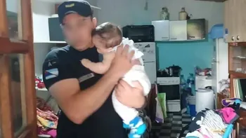 Una madre dejó solo a su bebé de 7 meses en una casa de Misiones: la tía lo denunció y la Policía lo rescató