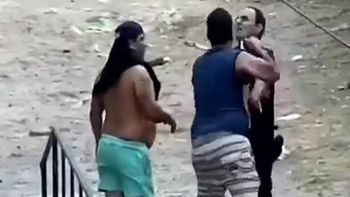 Un violento episodio se registró este sábado en la localidad bonaerense de Berisso. (Foto: Captura video) Un violento episodio se registró este sábado en la localidad bonaerense de Berisso. (Foto: Captura video)
