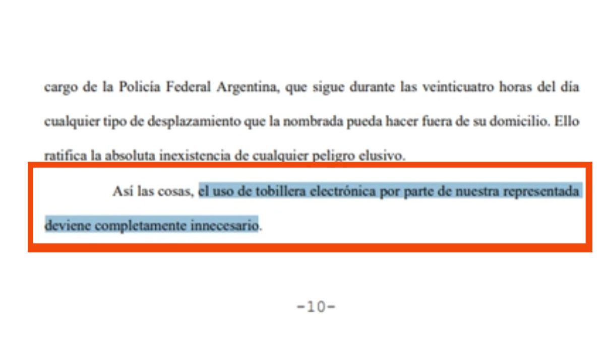 La defensa de Cristina Fernández de Kirchner argumentó que por tener custodia oficial por ser una expresidenta, deviene innecesario colocarle una tobillera electrónica. (Foto: Escrito de la defensa de CFK)