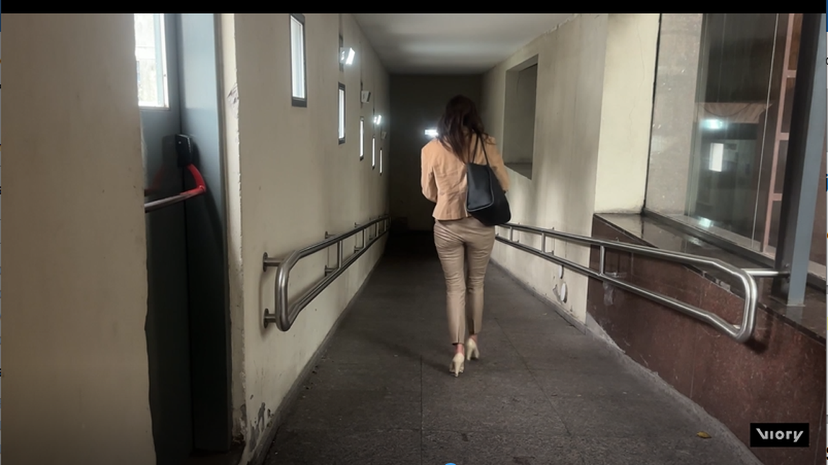 Makintach quiso salir de los tribunales pero la recibir gritos de mamarracho volvió sobre sus pasos. (Foto: captura).