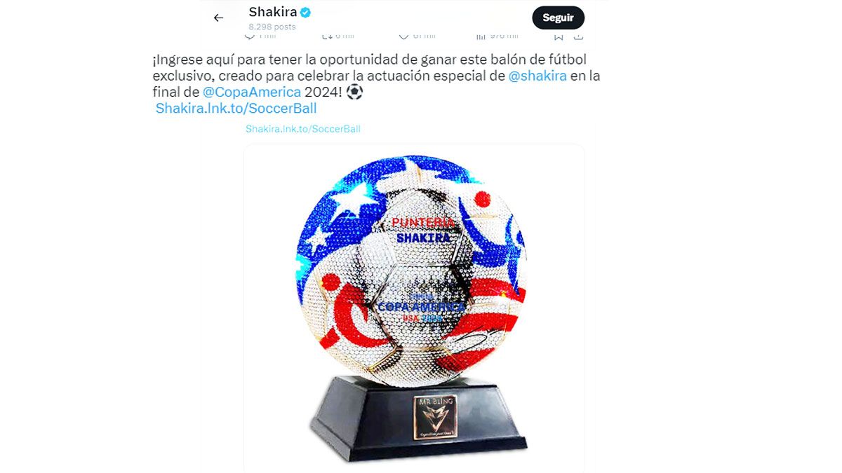 Una pelota conmemorativa por ver a Shakira en el entretiempo. (Foto: Gentileza Cuenta de X de Shakira)