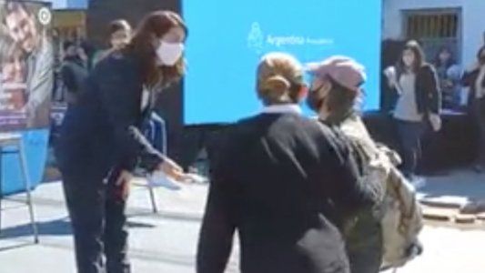 Una intendente del conurbano fue increpada por un jubilado en un acto: ¡Caradura!