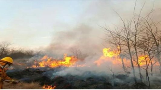 La llamas ceden en La Cumbre y el incendio avanza hacia Villa Giardino: imágenes satelitales del frente de fuego