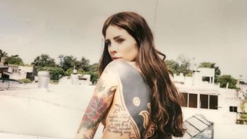 Cande Tinelli desnuda con otra mujer en una campaña