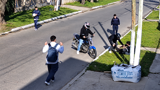 ¿Me voy a morir?: el dramático momento en que motochorros atacaron a jóvenes con autismo a la salida del colegio