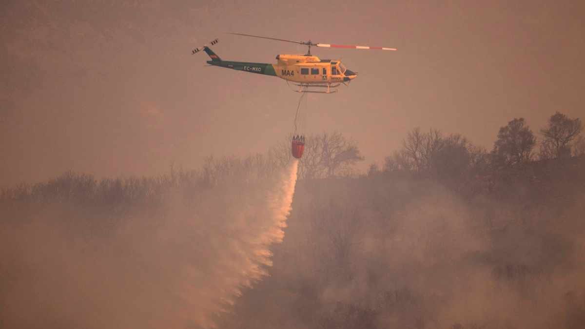 Los bomberos deben desplegarse cada vez por más zonas de España por los incendios forestales (Foto: Gentileza Le Monde)