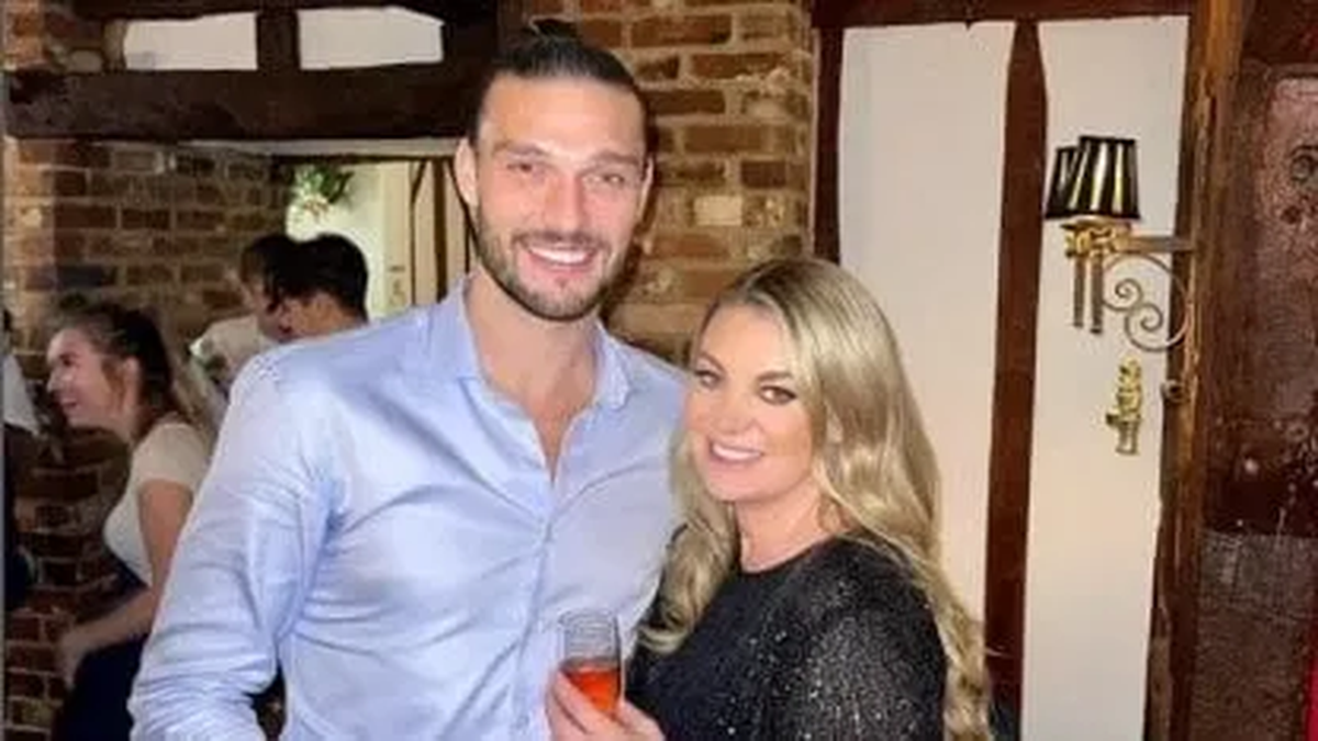 Andy Carroll y su pareja.