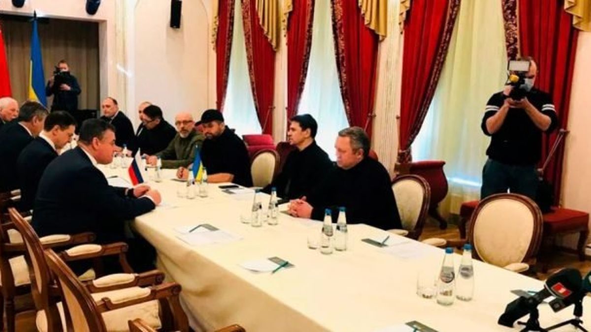 Ucrania negocia con Rusia el fin de la guerra: después de varias horas