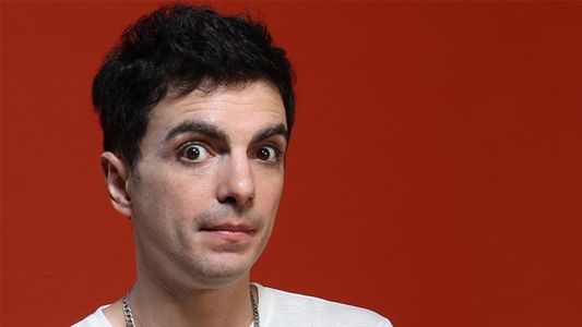 Ale Sergi le pondrá música a una entrega de sillas de ruedas