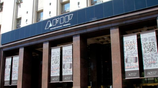 La AFIP sube los montos mínimos de consumos con tarjetas para agilizar la operación de los bancos