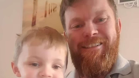 Un hombre estaba arreglando una pared y se encontró con una carta escrita hace 35 años