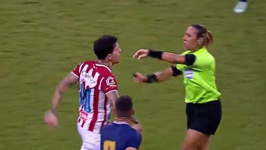 Insólito: lo echaron mediante el VAR y se le fue encima a la árbitra