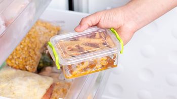 Por qué es peligroso poner comida caliente en la heladera