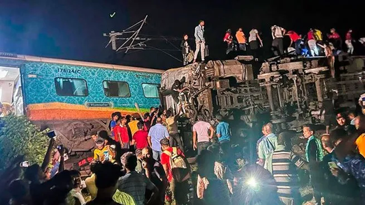 India: más de 120 muertos y 850 heridos tras un choque de trenes