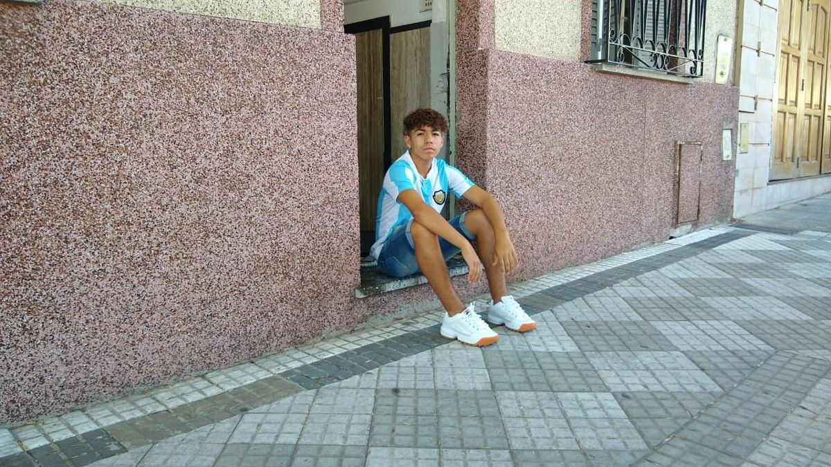 Juan Cruz Romero y una foto en la primera casa propia que tuvo Diego Maradona ubicada en la calle Lascano 2257, en La Paternal. 