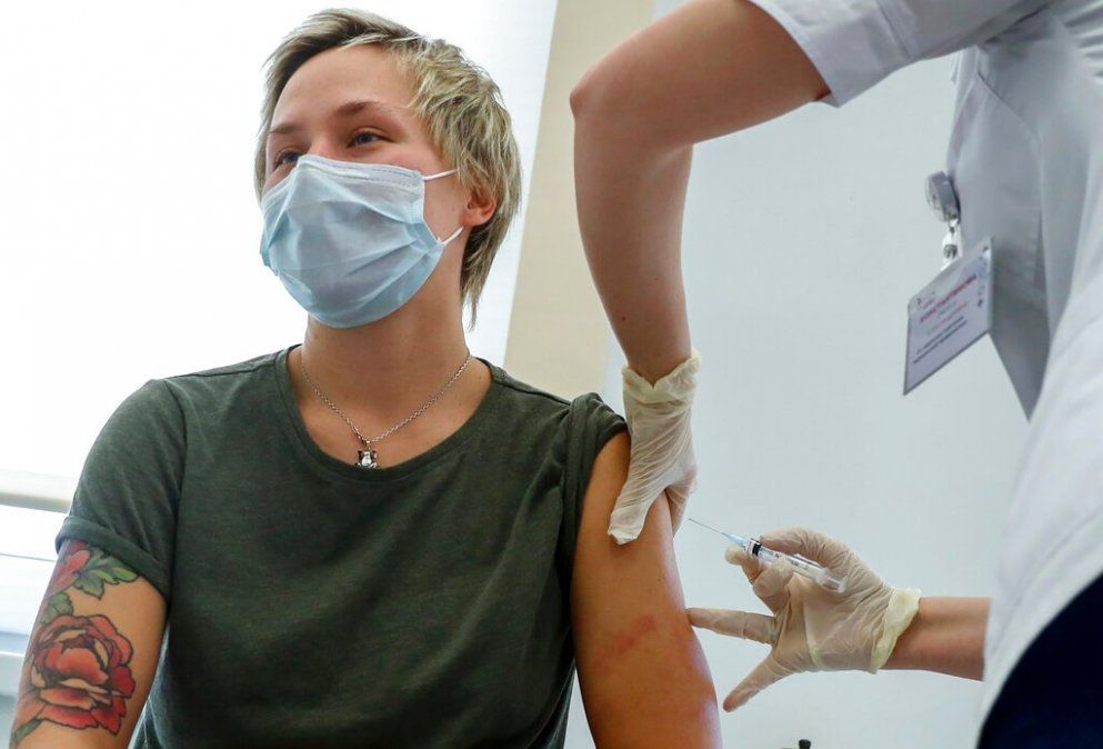 Vacunas contra el Covid: las razones por las cuales el Ministerio de Salud aprobó la Sputnik V y la ANMAT la de Pfizer