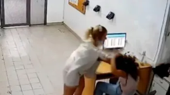 Salvaje golpiza de una paciente psiquiátrica a la empleada de un hospital de Quilmes. Salvaje golpiza de una paciente psiquiátrica a la empleada de un hospital de Quilmes.