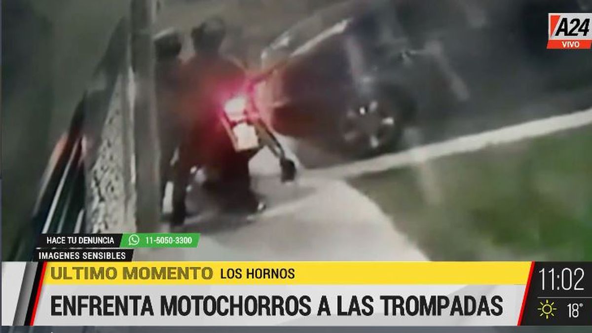 Los Hornos: ataque motochorro y enfrentamiento a trompadas. (Captura de Tv)