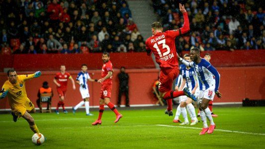 Europa League: Alario marcó en la victoria ante Porto y Leverkusen saca ventaja en 16vos