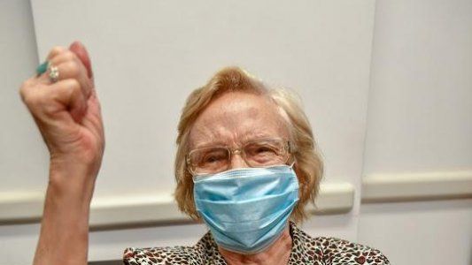 Una mujer de 90 años se convirtió en la vacunada número un millón en el país